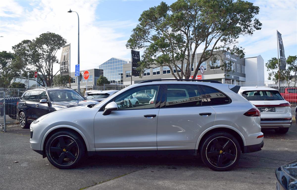 2018 Porsche Cayenne thumbnail