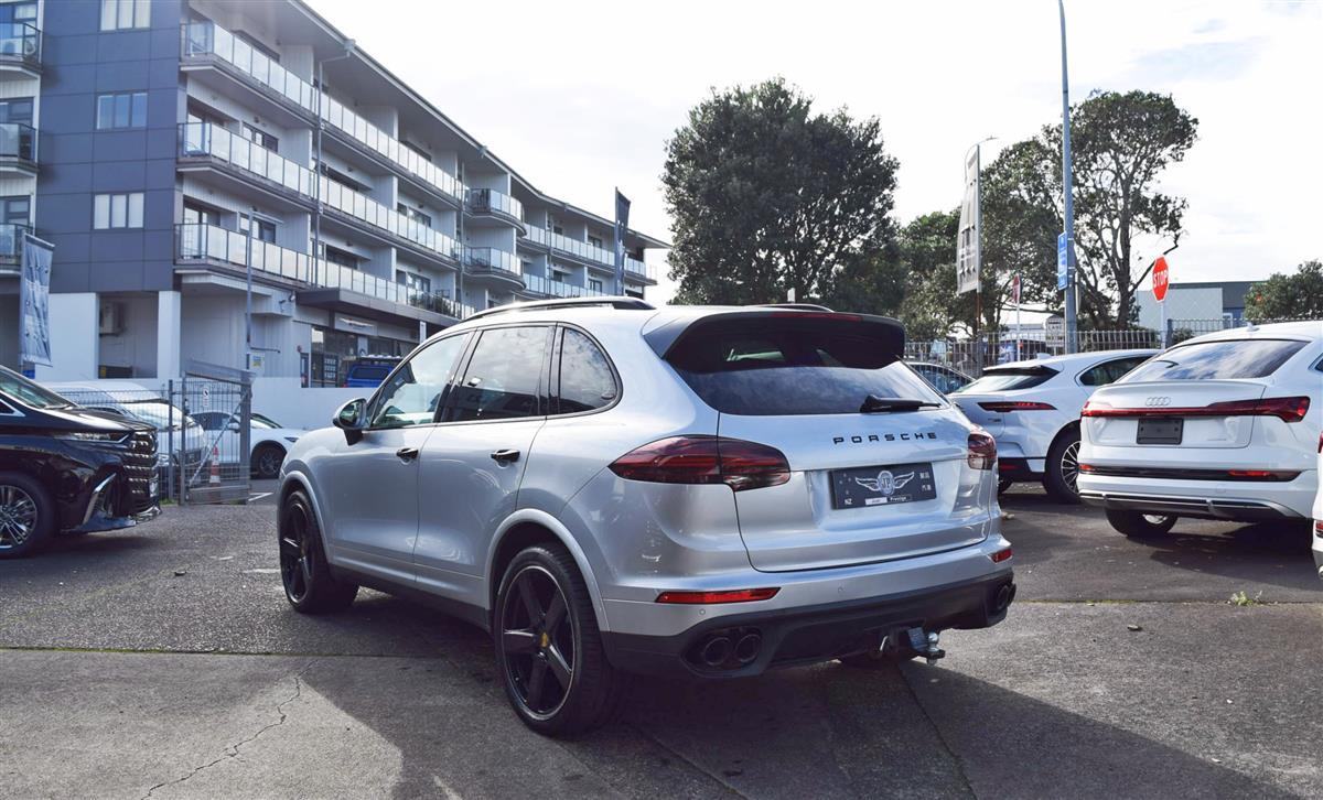2018 Porsche Cayenne thumbnail