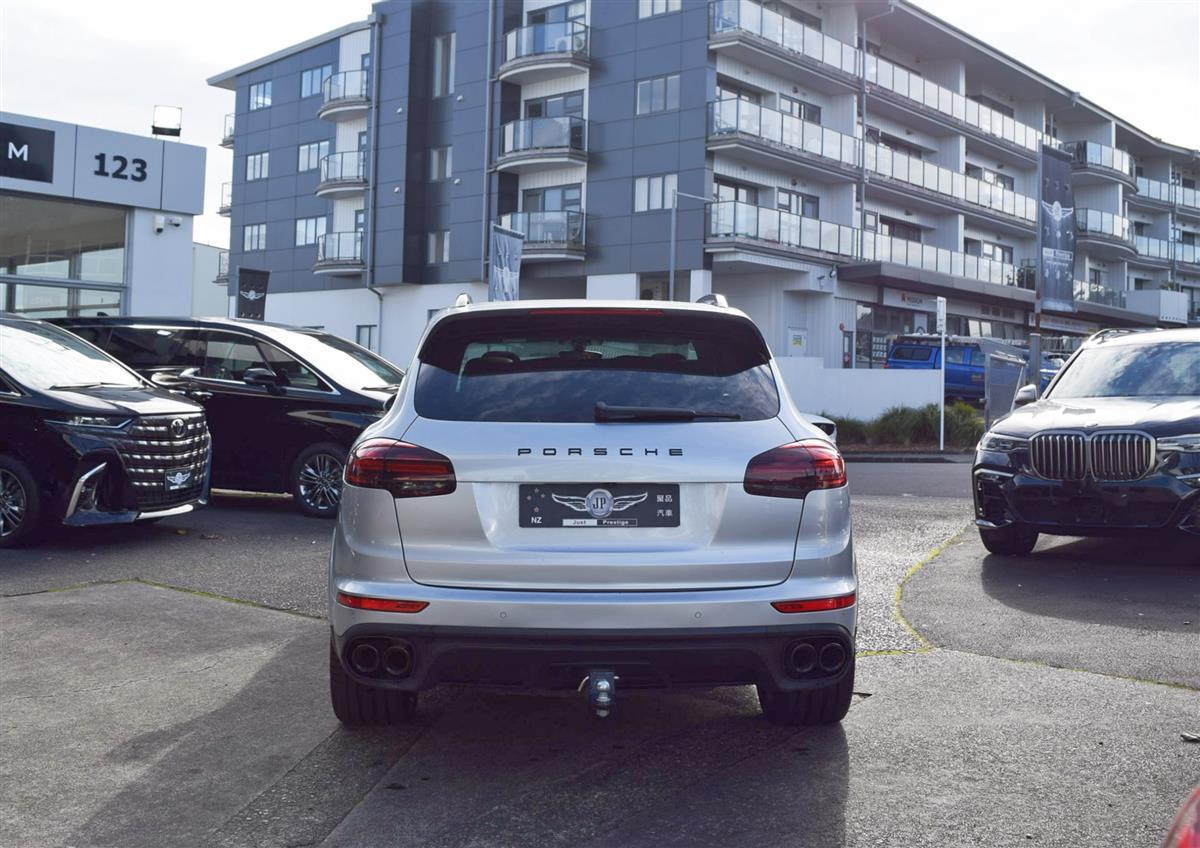 2018 Porsche Cayenne thumbnail