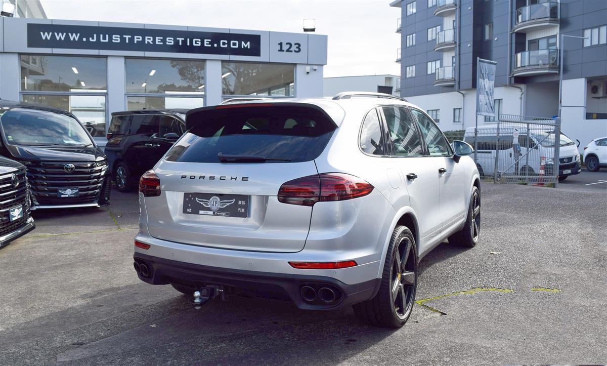 2018 Porsche Cayenne thumbnail