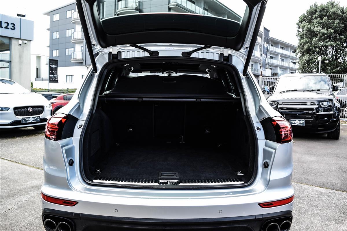 2018 Porsche Cayenne thumbnail