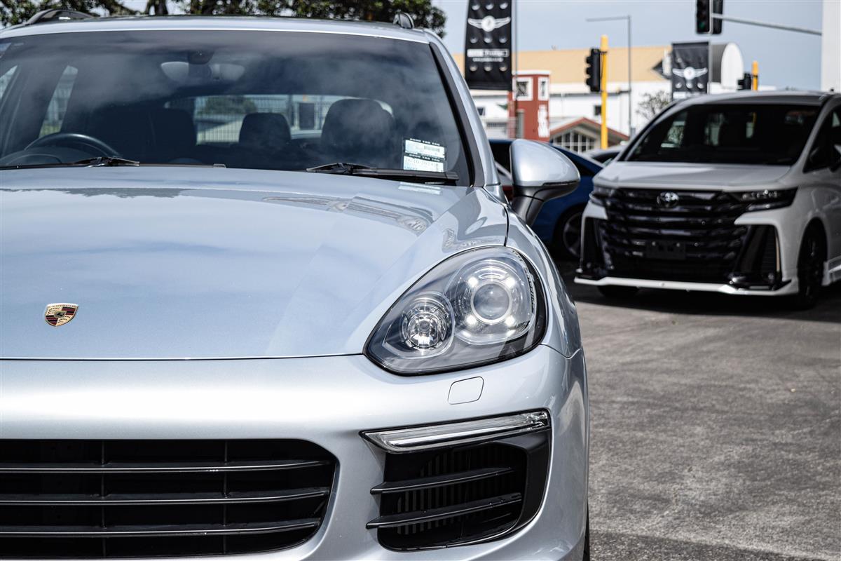 2018 Porsche Cayenne thumbnail