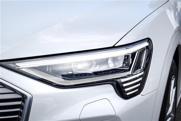 2021 Audi e-tron thumbnail