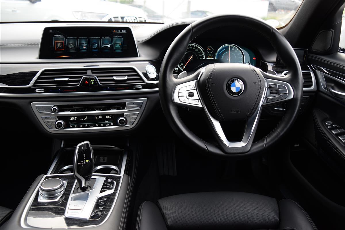 2017 BMW 740e thumbnail