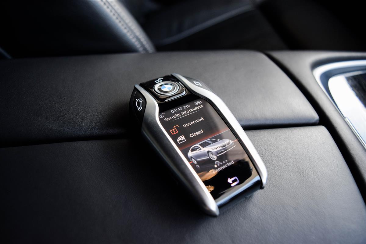 2017 BMW 740e thumbnail