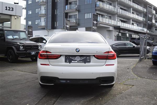2017 BMW 740e thumbnail