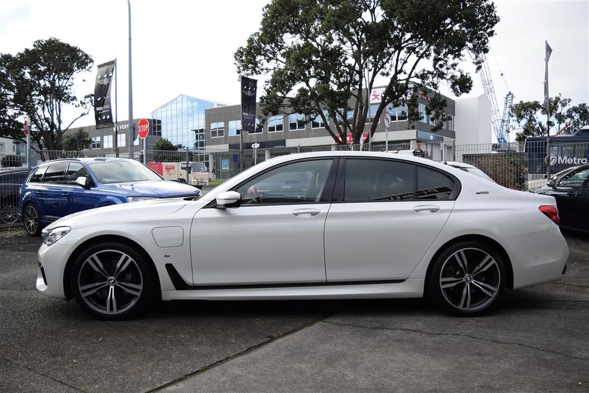 2017 BMW 740e thumbnail