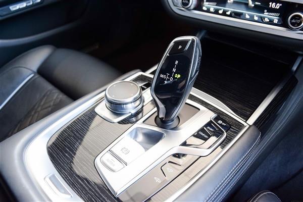 2017 BMW 740e thumbnail