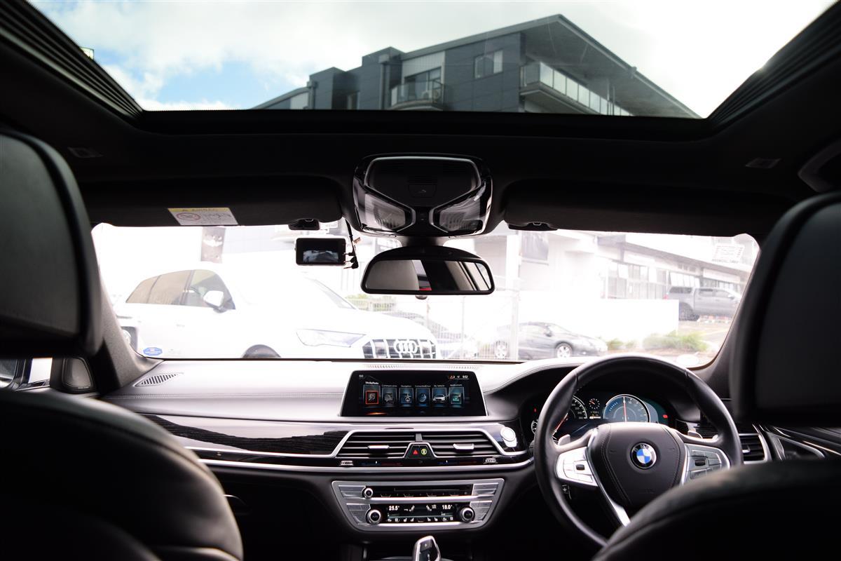 2017 BMW 740e thumbnail