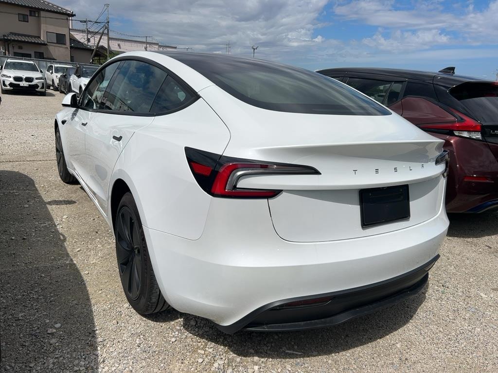 2024 Tesla Model thumbnail