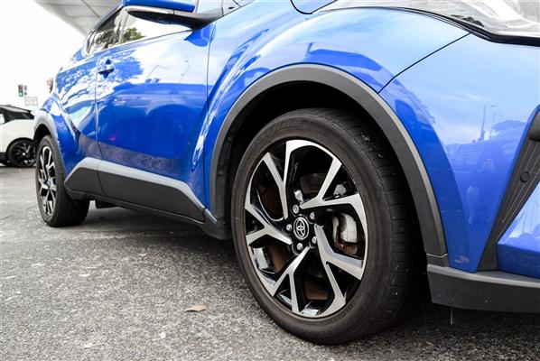 2020 Toyota C-HR thumbnail