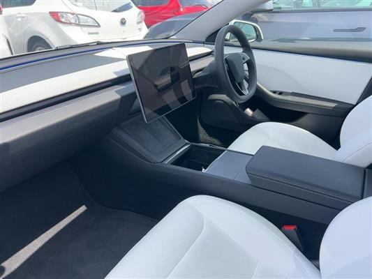 2024 Tesla Model thumbnail