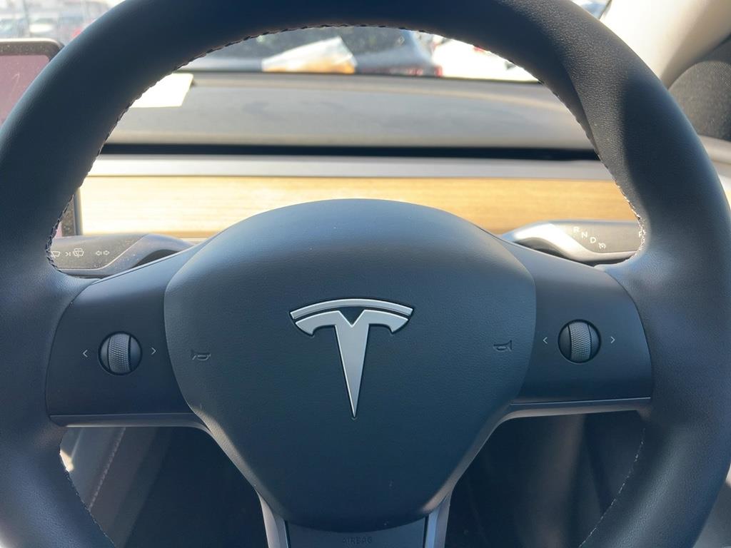 2023 Tesla Model thumbnail