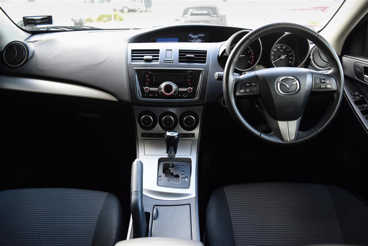 2013 Mazda Axela thumbnail