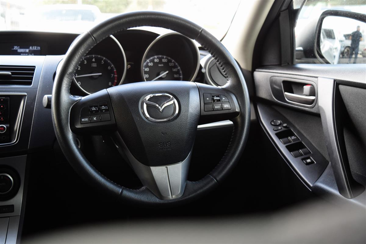 2013 Mazda Axela thumbnail