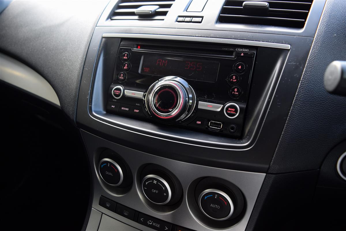 2013 Mazda Axela thumbnail