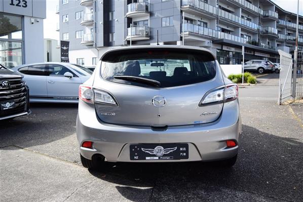 2013 Mazda Axela thumbnail