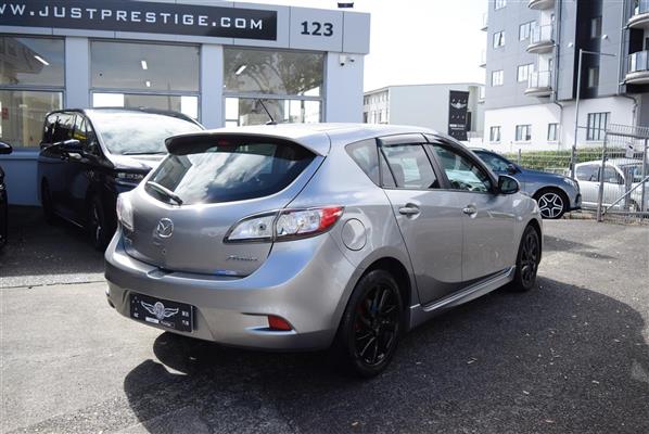 2013 Mazda Axela thumbnail