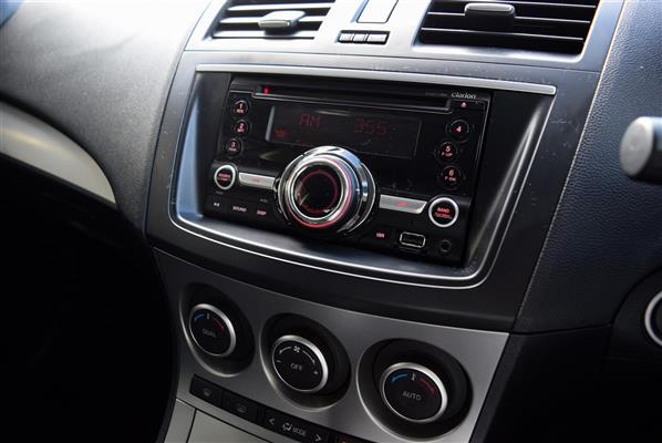2013 Mazda Axela thumbnail