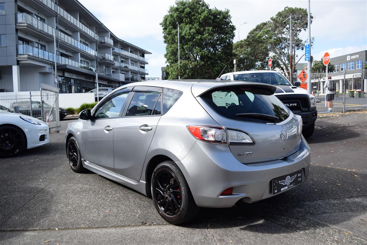 2013 Mazda Axela thumbnail