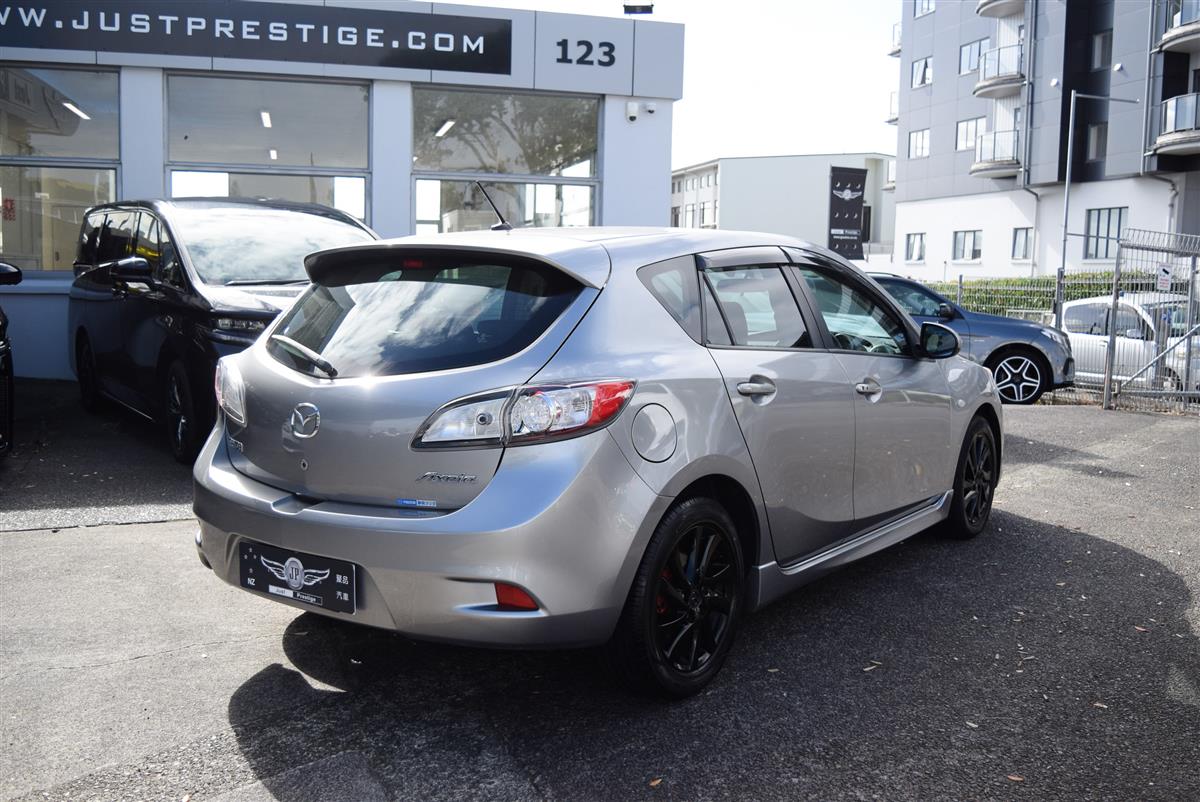 2013 Mazda Axela thumbnail