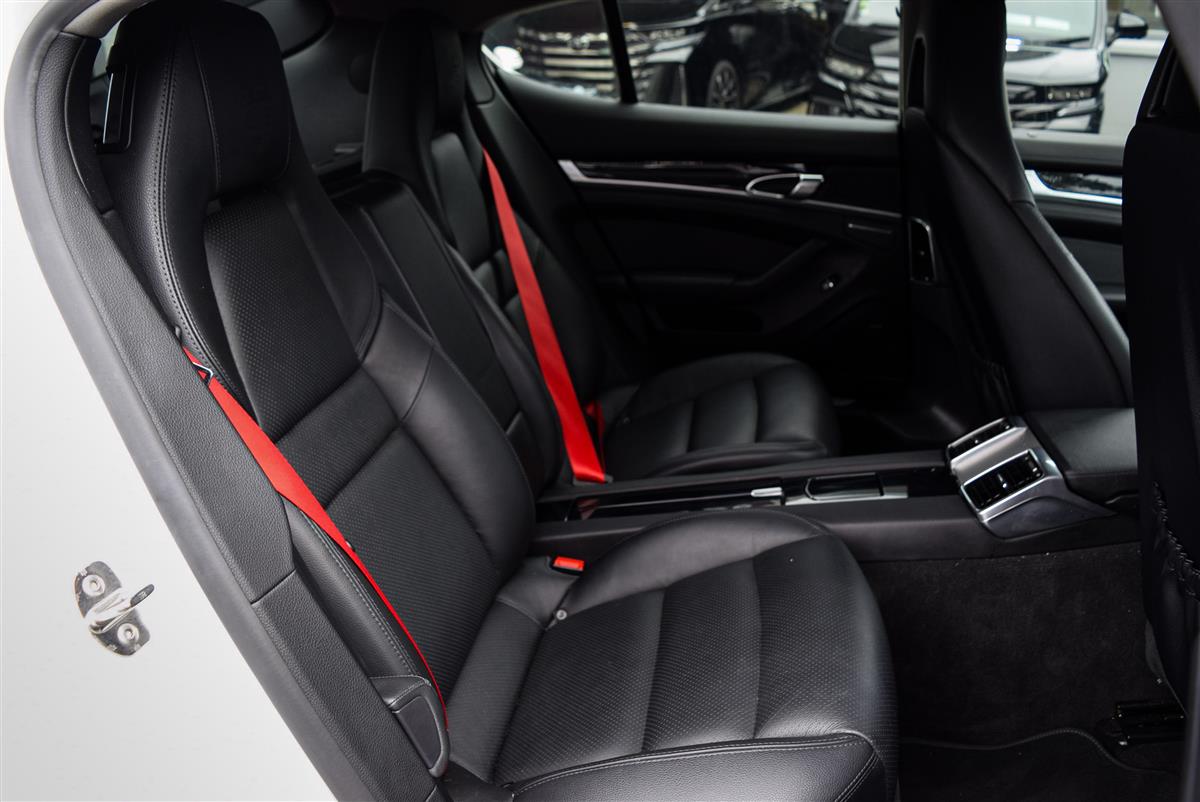 2015 Porsche Panamera thumbnail