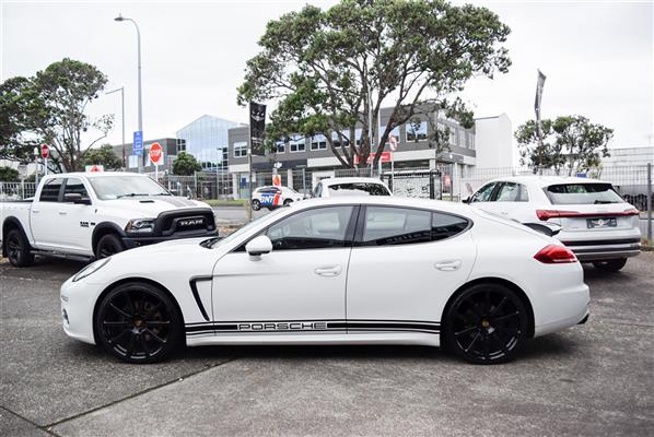 2015 Porsche Panamera thumbnail