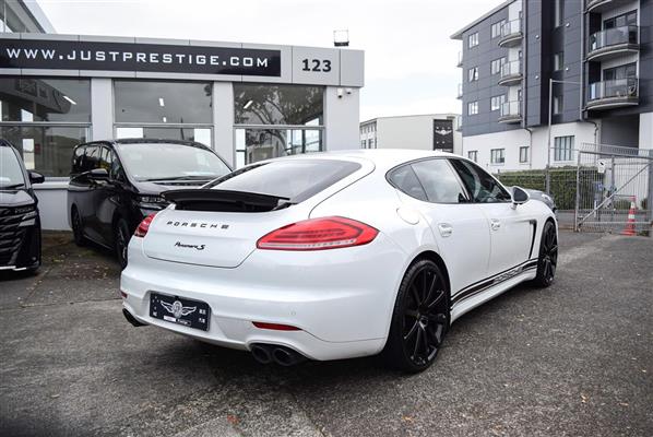 2015 Porsche Panamera thumbnail