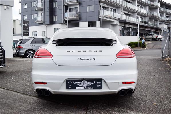 2015 Porsche Panamera thumbnail