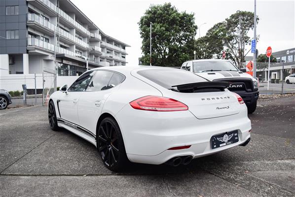 2015 Porsche Panamera thumbnail
