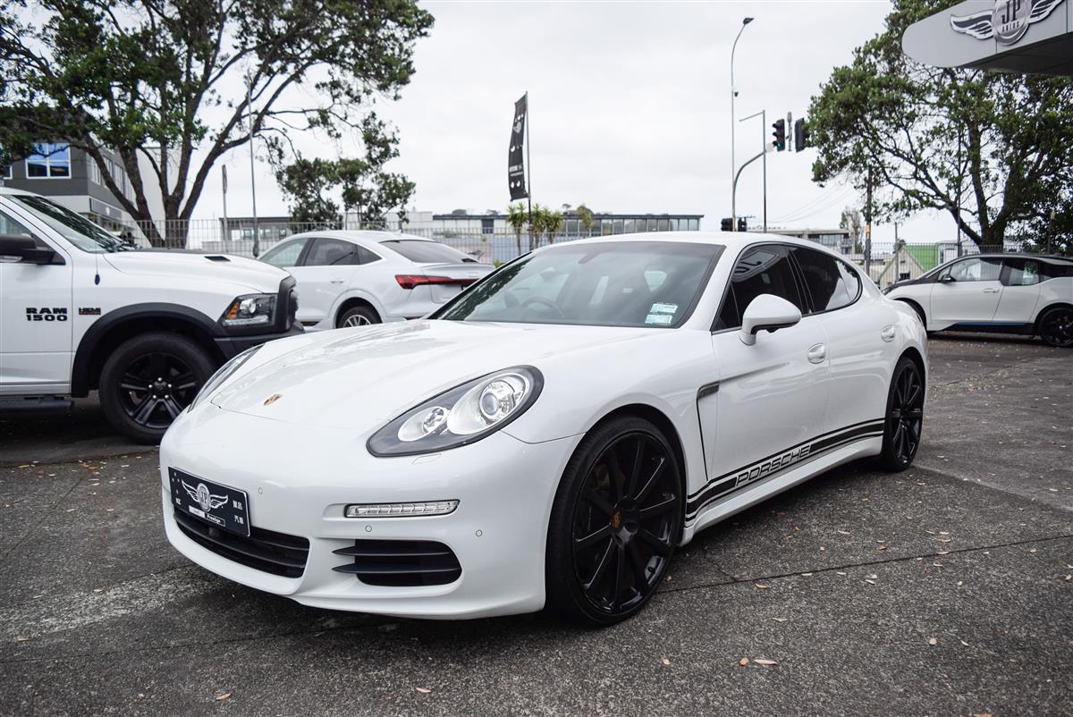 2015 Porsche Panamera thumbnail