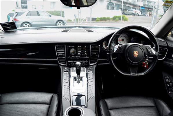 2015 Porsche Panamera thumbnail