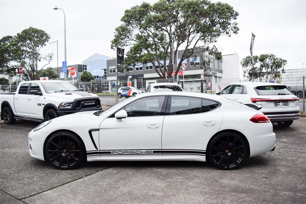 2015 Porsche Panamera thumbnail