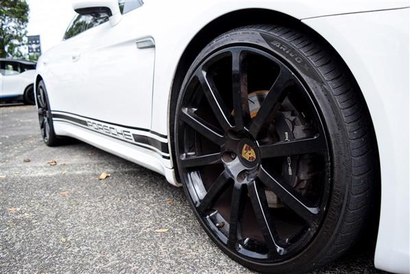 2015 Porsche Panamera thumbnail