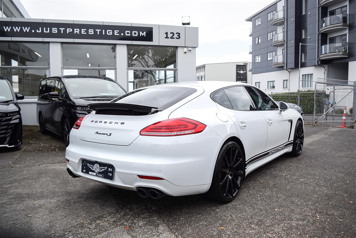 2015 Porsche Panamera thumbnail