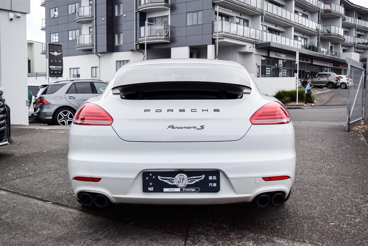 2015 Porsche Panamera thumbnail