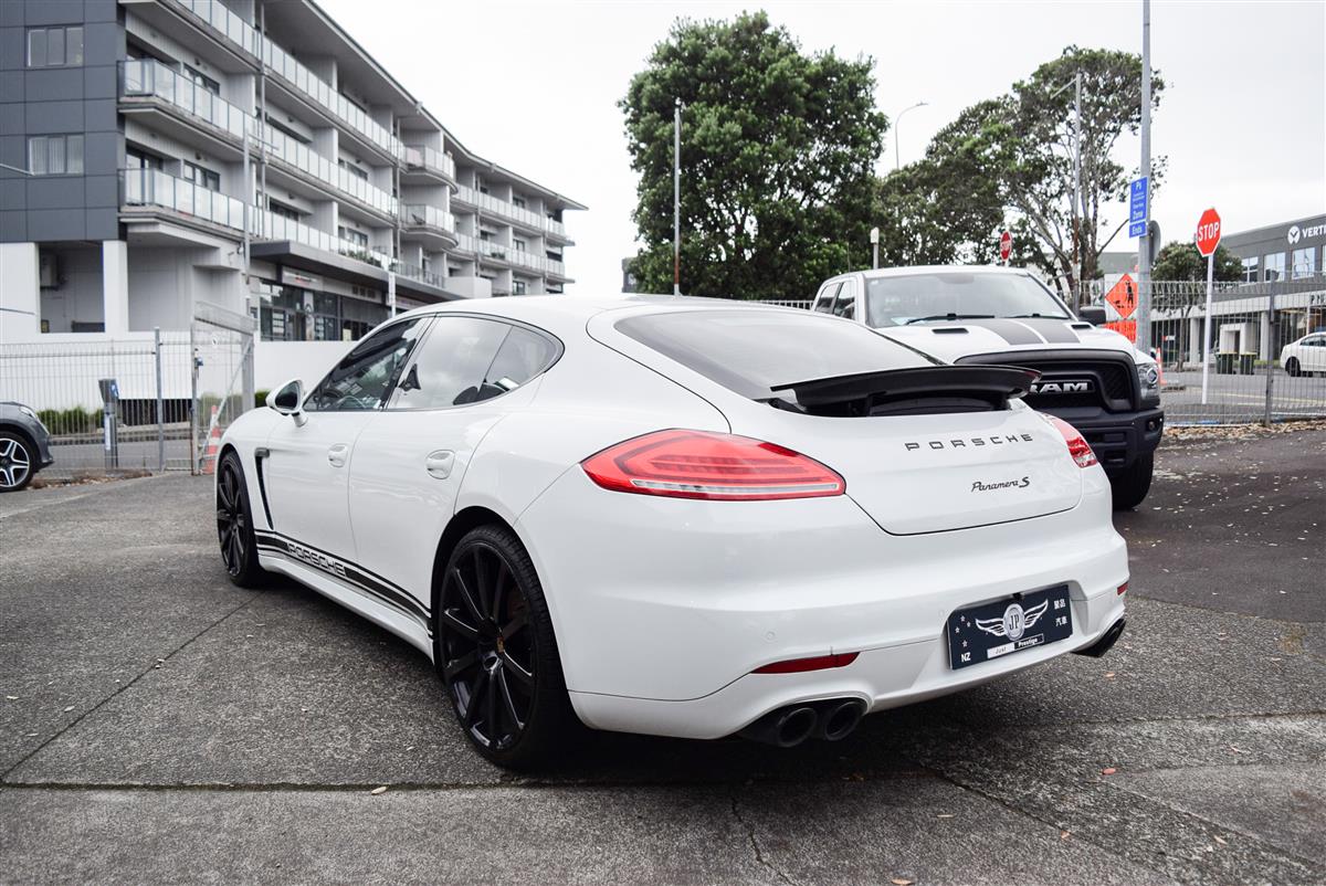 2015 Porsche Panamera thumbnail