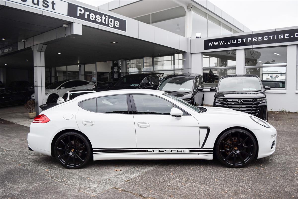 2015 Porsche Panamera thumbnail