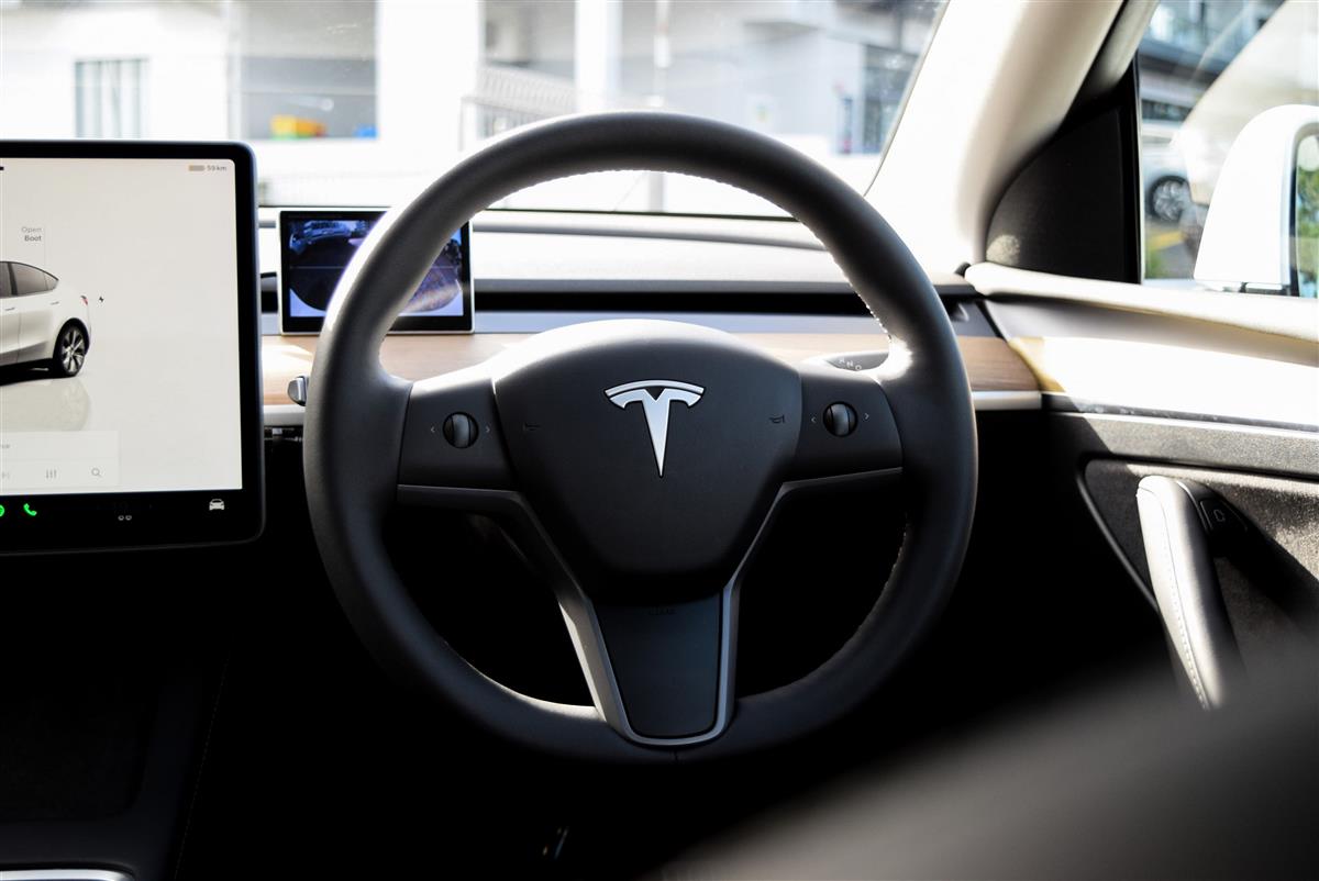 2023 Tesla Model thumbnail