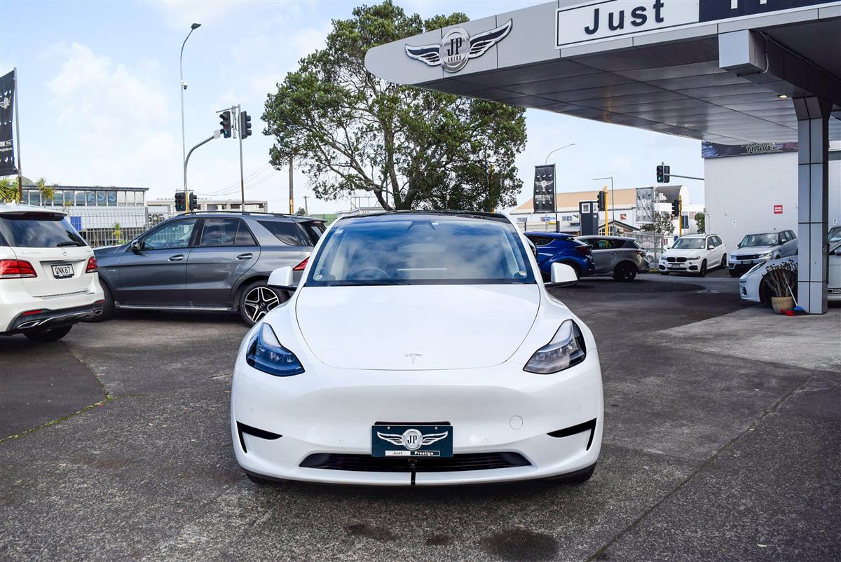 2023 Tesla Model thumbnail