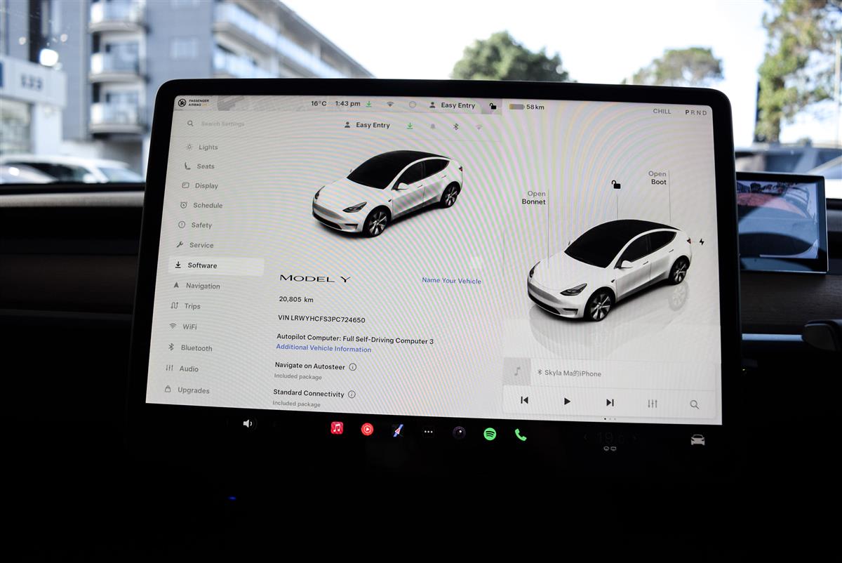 2023 Tesla Model thumbnail