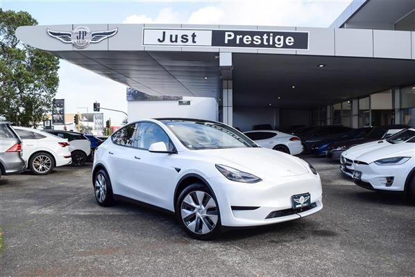 2023 Tesla Model thumbnail