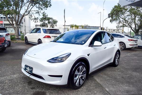 2023 Tesla Model thumbnail