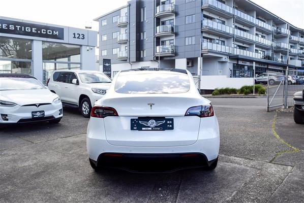 2023 Tesla Model thumbnail