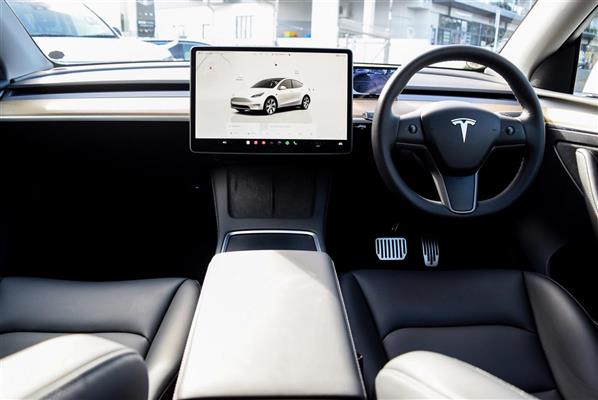 2023 Tesla Model thumbnail