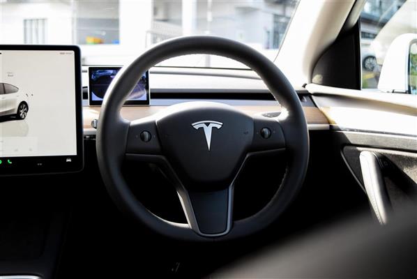 2023 Tesla Model thumbnail
