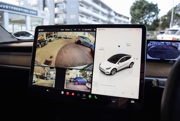 2023 Tesla Model thumbnail