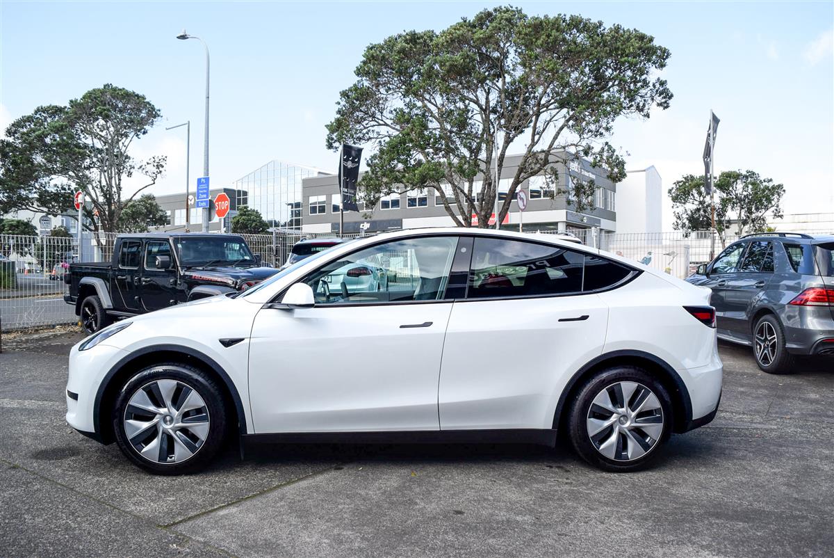 2023 Tesla Model thumbnail