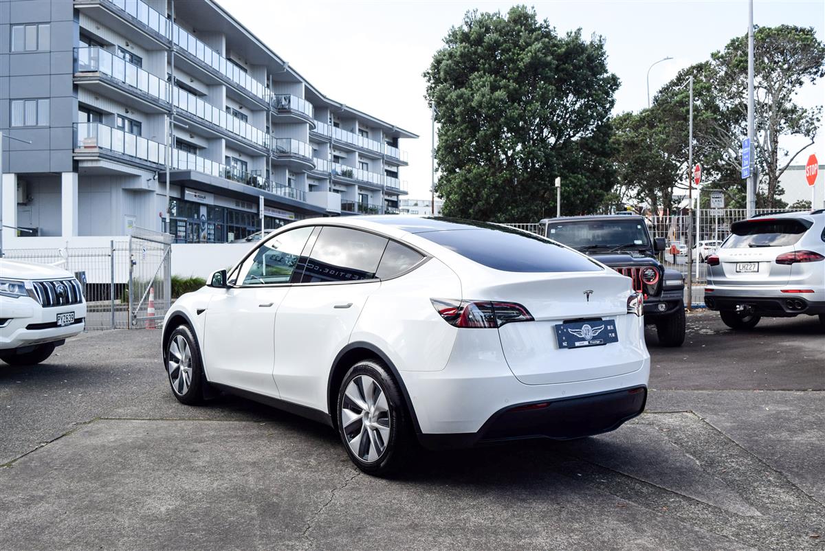 2023 Tesla Model thumbnail