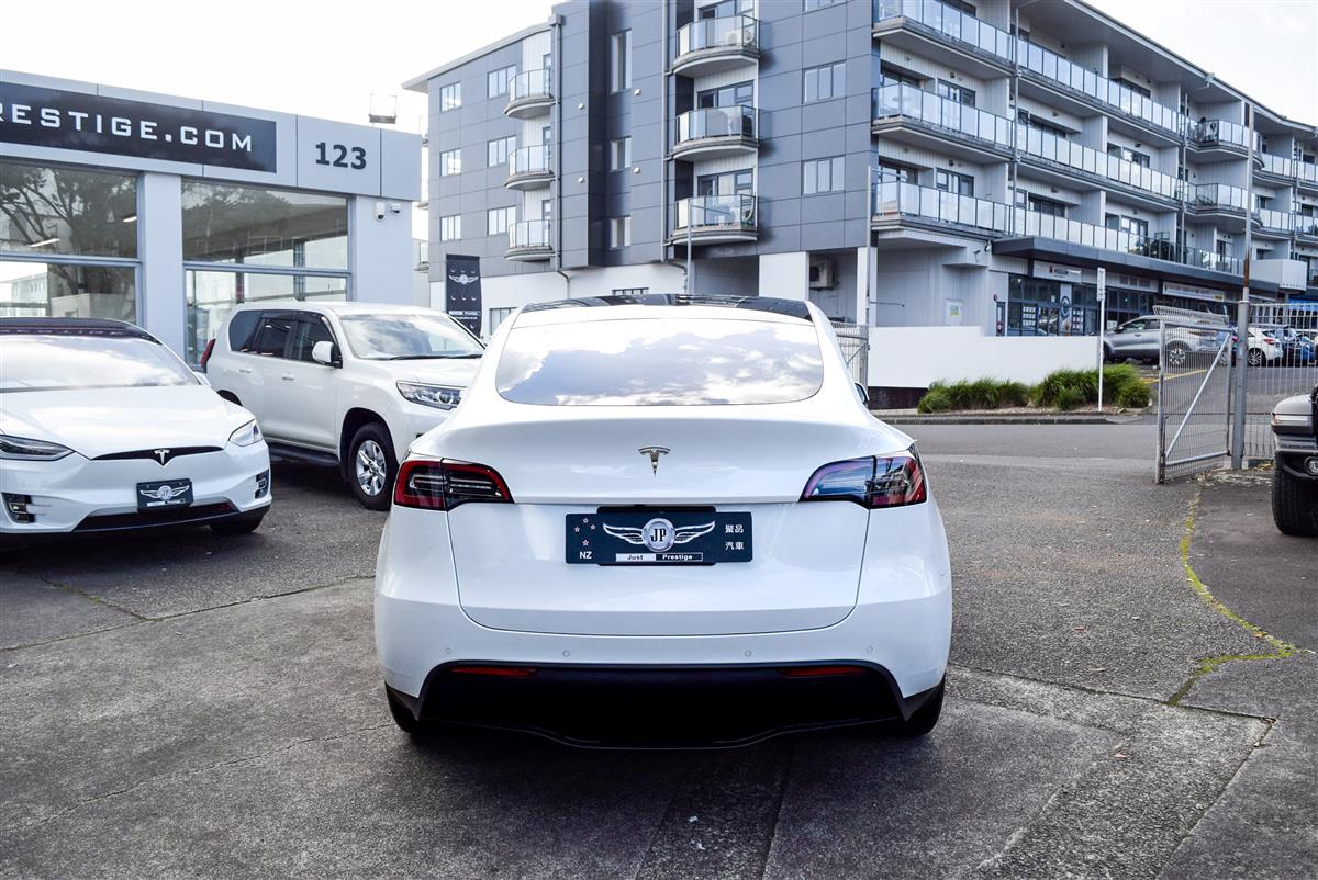 2023 Tesla Model thumbnail